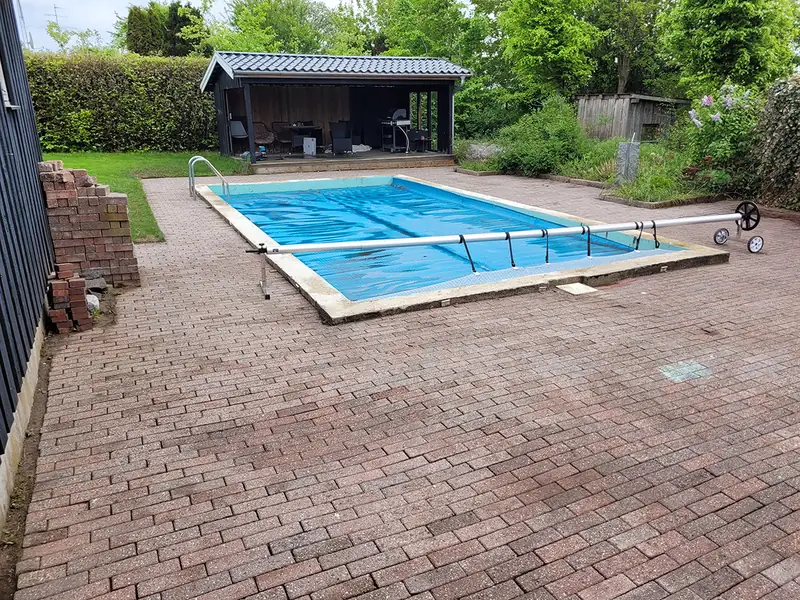Case: Fliserens omkring swimming pool
