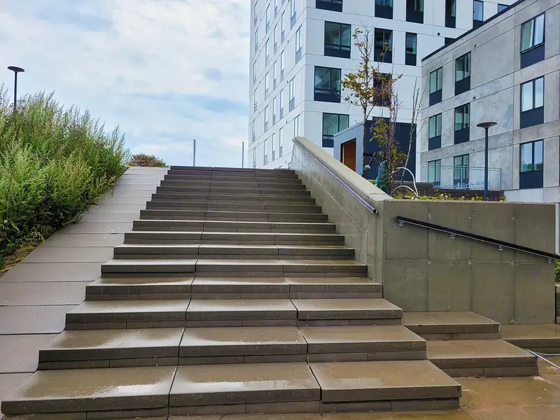 Rens af trappe og facade for erhvervskunde