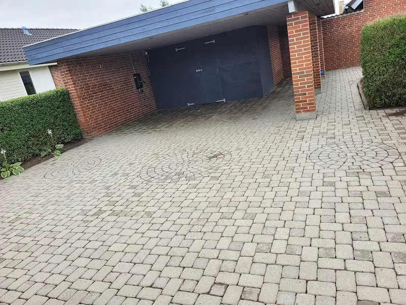 Fliserens: Rens af indkørsel og gangbaner i Ikast