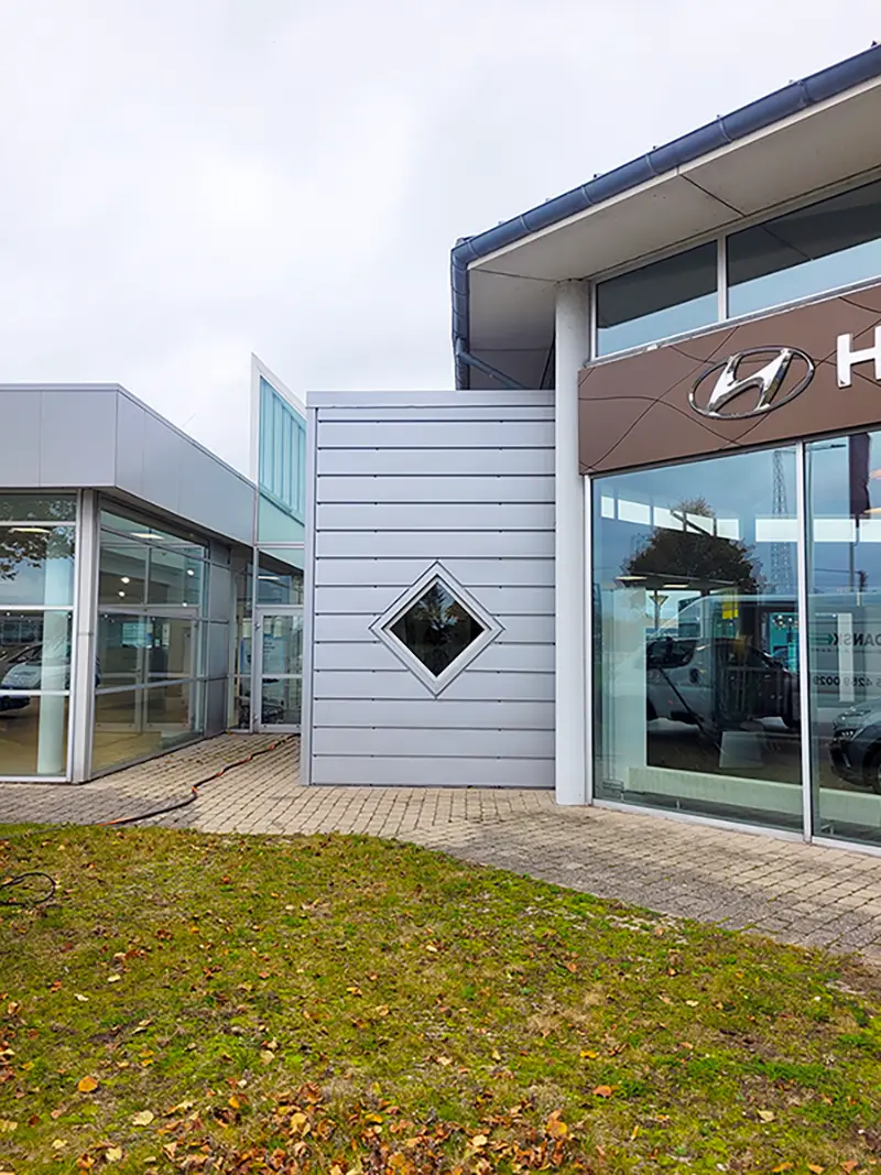 Rens af stålfacader i Risskov for erhvervskunde