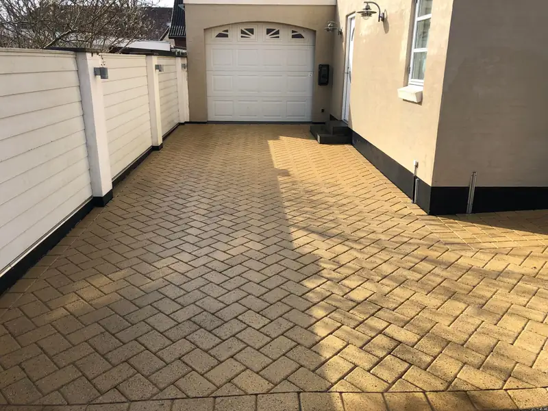 Case: Fliserens af indkørsel i Næstved