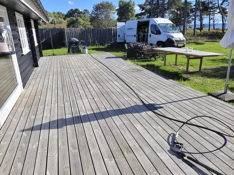 Rens af træterrasse for privat kunde på Sjællands Odde